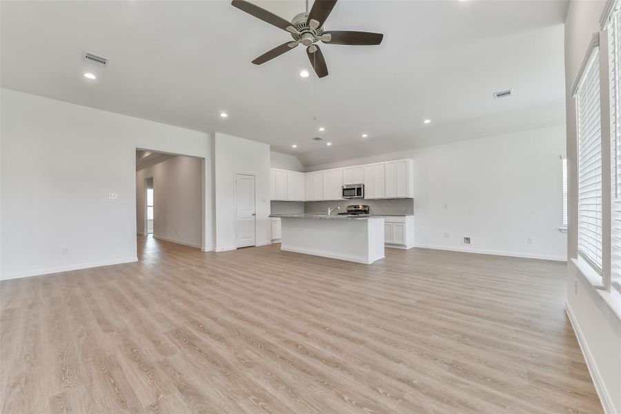 Spacious, unfurnished interior of a new home in King Oaks Village, Baytown (Image 13). Spacious, unfurnished interior of a new home in King Oaks Village, Baytown (Image 13).