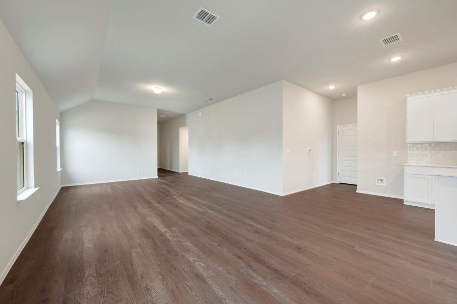 Spacious, unfurnished interior of a new home in Cascades at Onion Creek, Austin (Image 13).
