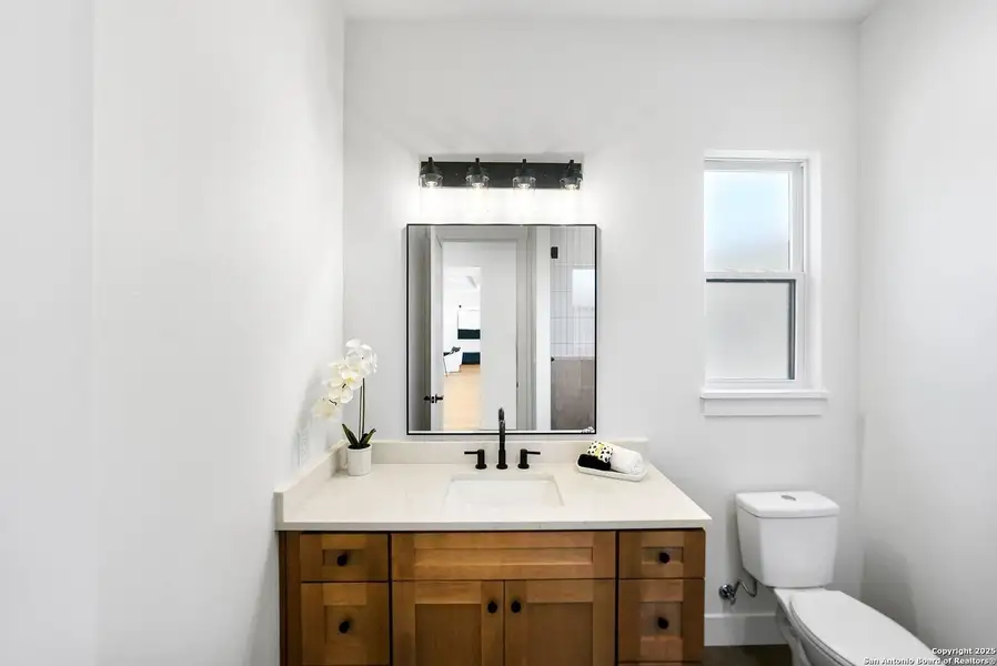 Furnished interior view inside a new home in , Bandera (Image 10).