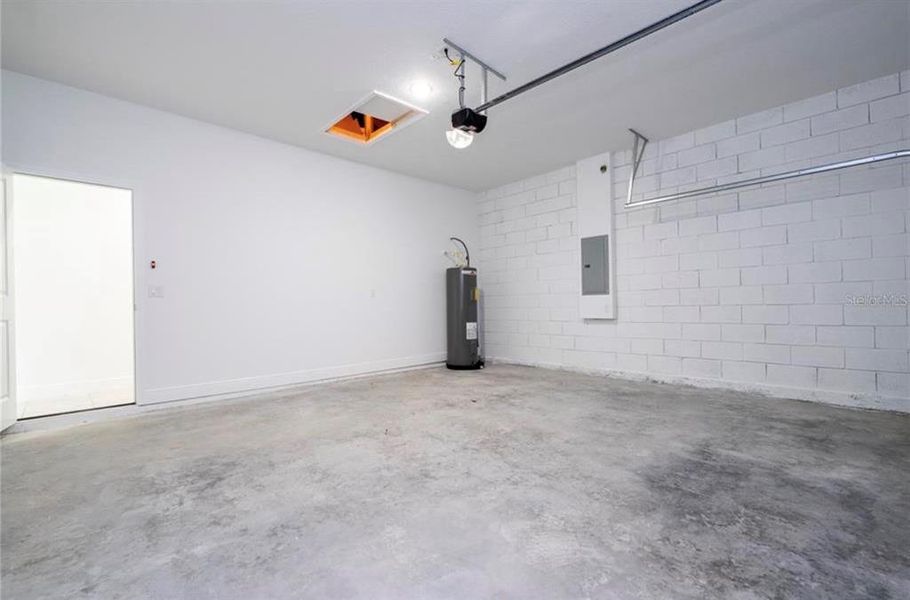 Spacious, unfurnished interior of a new home in , Citrus Springs (Image 39).