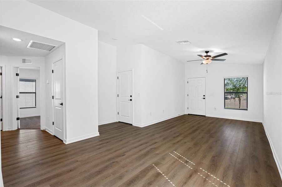 Spacious, unfurnished interior of a new home in , Weeki Wachee (Image 9).