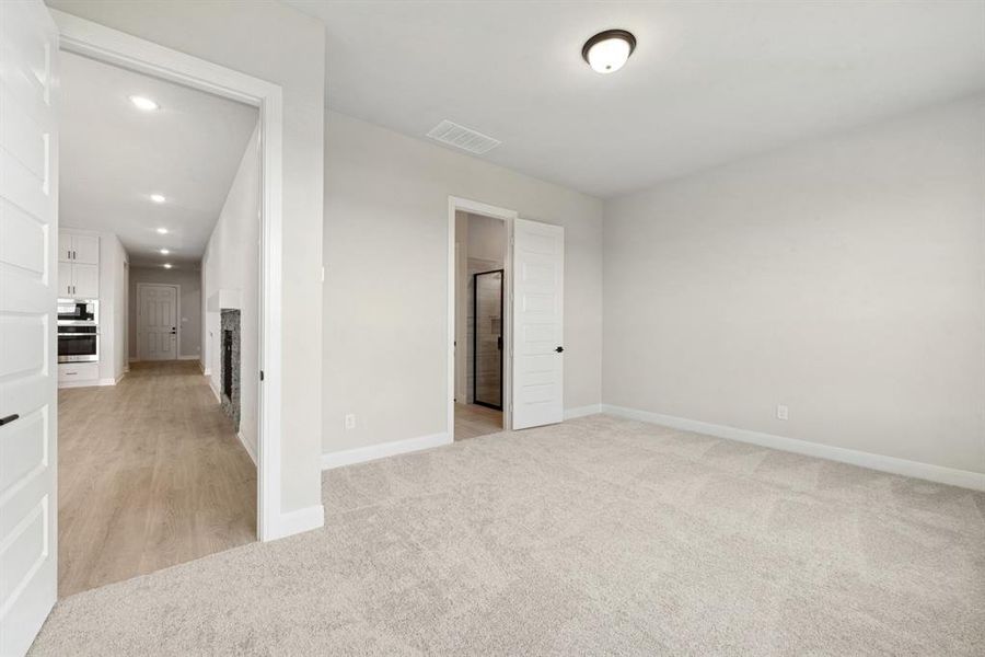 Spacious, unfurnished interior of a new home in Myrtle Creek, Waxahachie (Image 27). Spacious, unfurnished interior of a new home in Myrtle Creek, Waxahachie (Image 27).