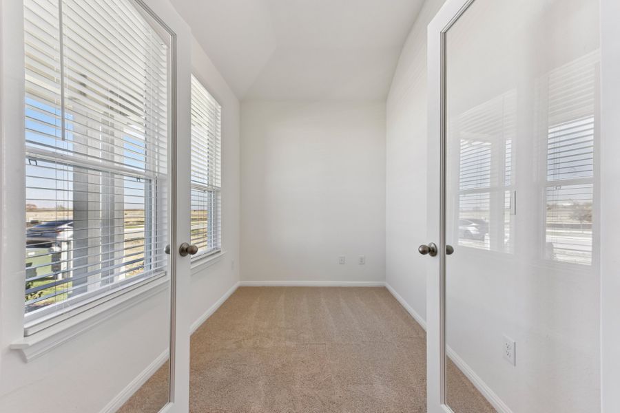 Spacious, unfurnished interior of a new home in Porter Country, Buda (Image 19).