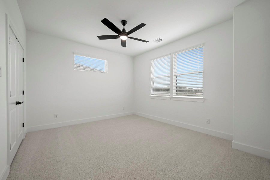 Spacious, unfurnished interior of a new home in Hallimore Ranch, Rosenberg (Image 22).