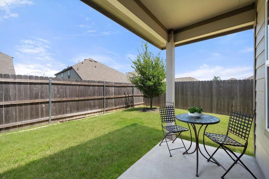 Exterior details and patio area of a home in Deer Creek, Fort Worth (Image 3).