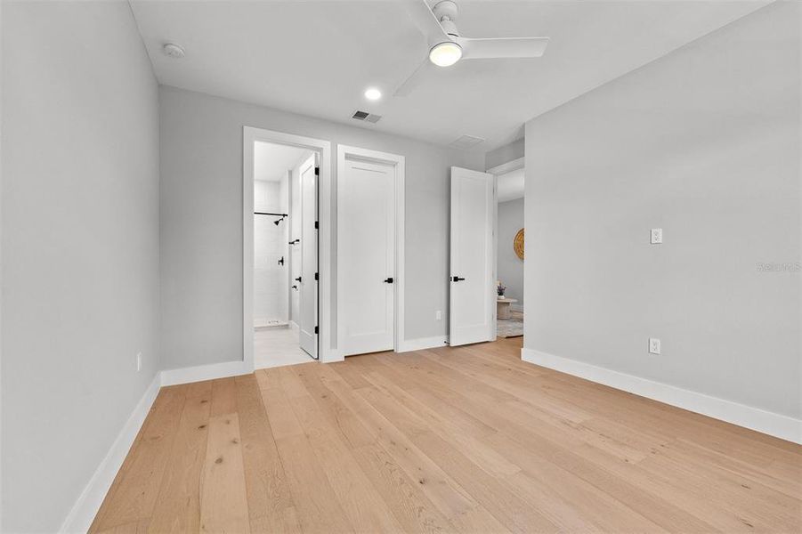 Spacious, unfurnished interior of a new home in College Park, Orlando (Image 21).