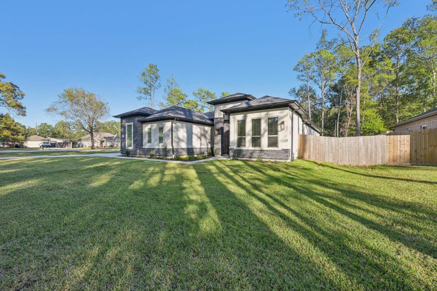 Exterior details and patio area of a home in , Magnolia (Image 23).