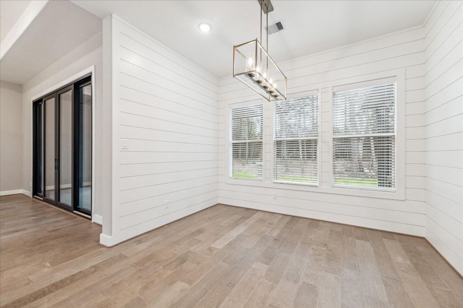 THE PICTURE SHOWN IS NOT THE ACTUAL HOME. TRINITY SIGNATURE HOMES IS BUILDING A SIMILAR FLOOR PLAN.