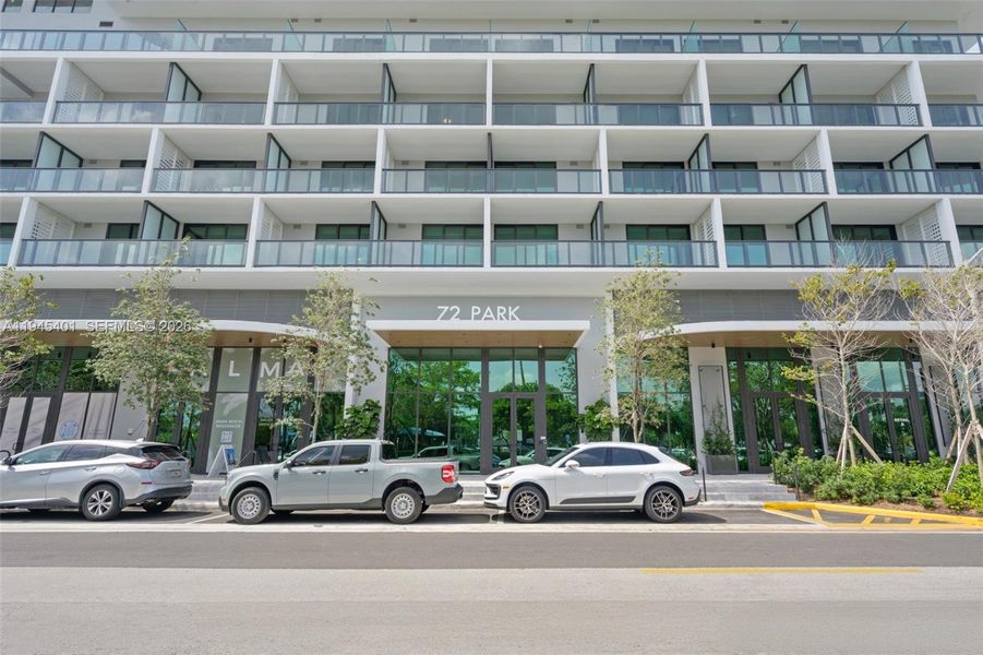 Condo located in Miami Beach, FL showcasing its design and architecture (Image 5).