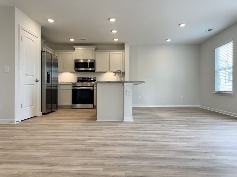 Spacious, unfurnished interior of a new home in Wheatfield, Shelbyville (Image 8).