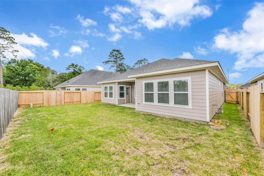 Exterior details and patio area of a home in King Oaks Village, Baytown (Image 20).