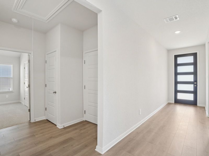 Spacious, unfurnished interior of a new home in Arcadia Ridge - Classic Series, San Antonio (Image 12).