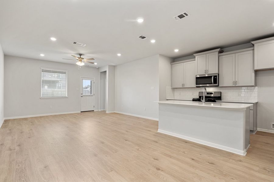 Spacious, unfurnished interior of a new home in Crosswinds, Kyle (Image 8).