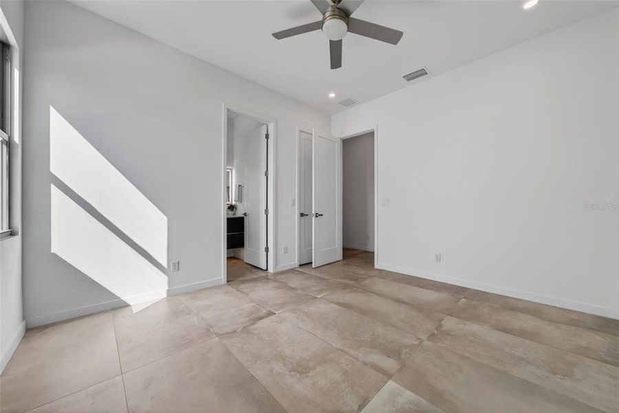 Spacious, unfurnished interior of a new home in , Sarasota (Image 21).
