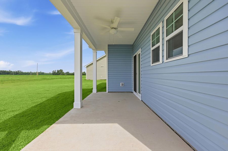 Exterior details and patio area of a home in Edgefield, Loris (Image 22).