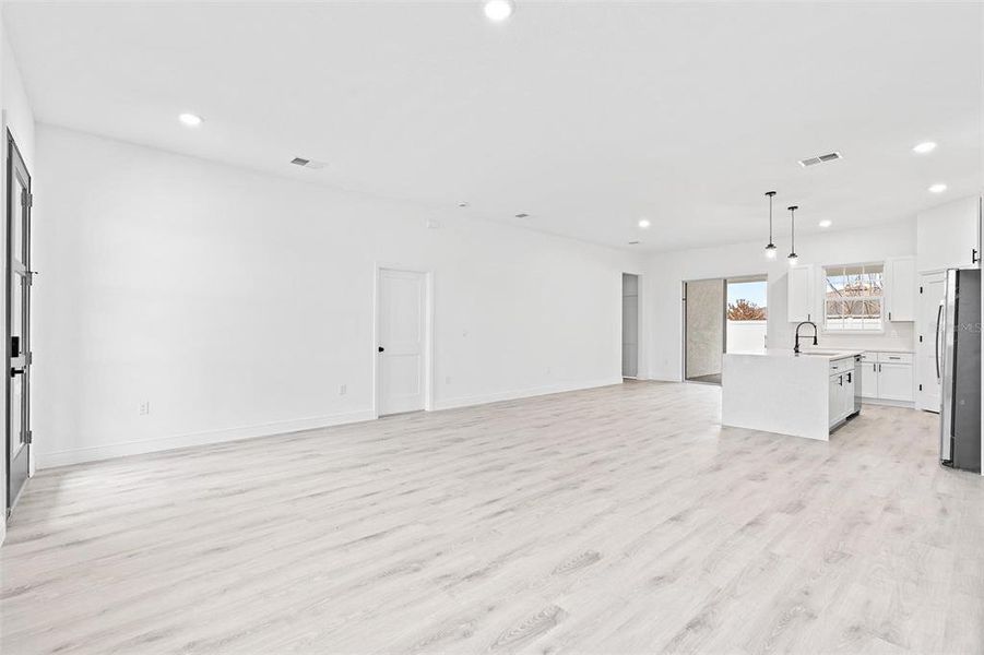 Spacious, unfurnished interior of a new home in , Ocala (Image 25).