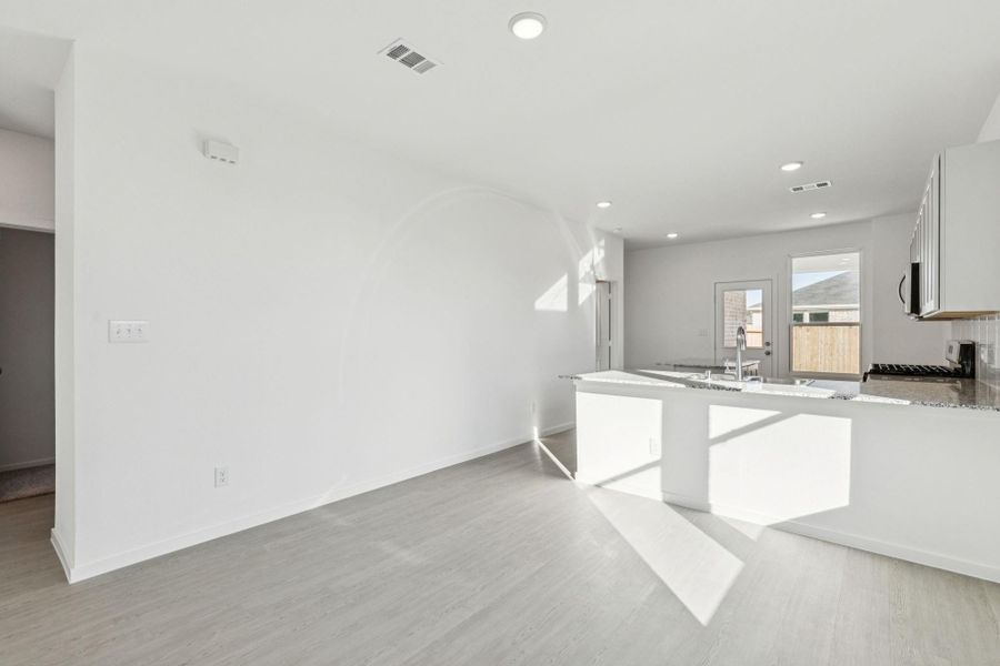 Spacious, unfurnished interior of a new home in Montgomery Bend, Montgomery (Image 30).