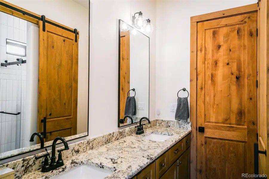 Jack-n-Jill bathroom between bedrooms 2 & 3. Galaxy White granite.