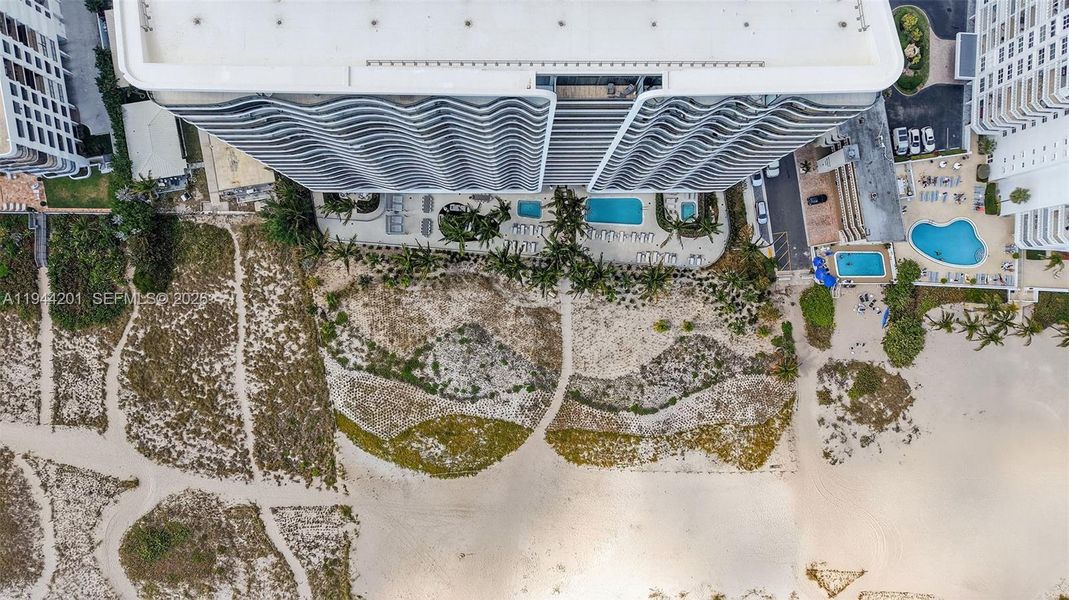 Condo located in Pompano Beach, FL showcasing its design and architecture (Image 25).