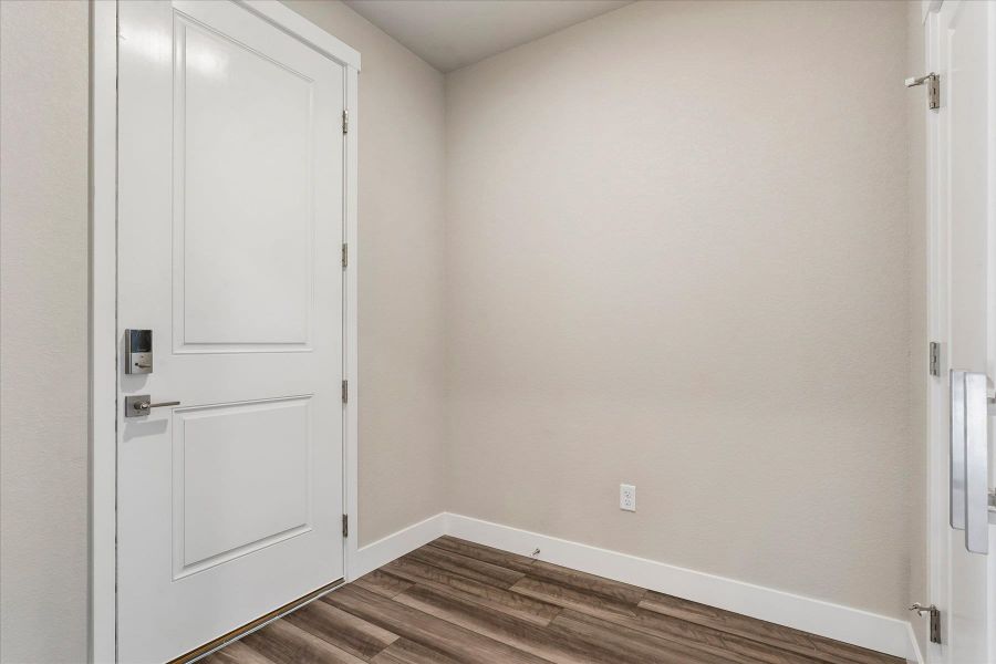 Spacious, unfurnished interior of a new home in Pony Park, Colorado Springs (Image 13).