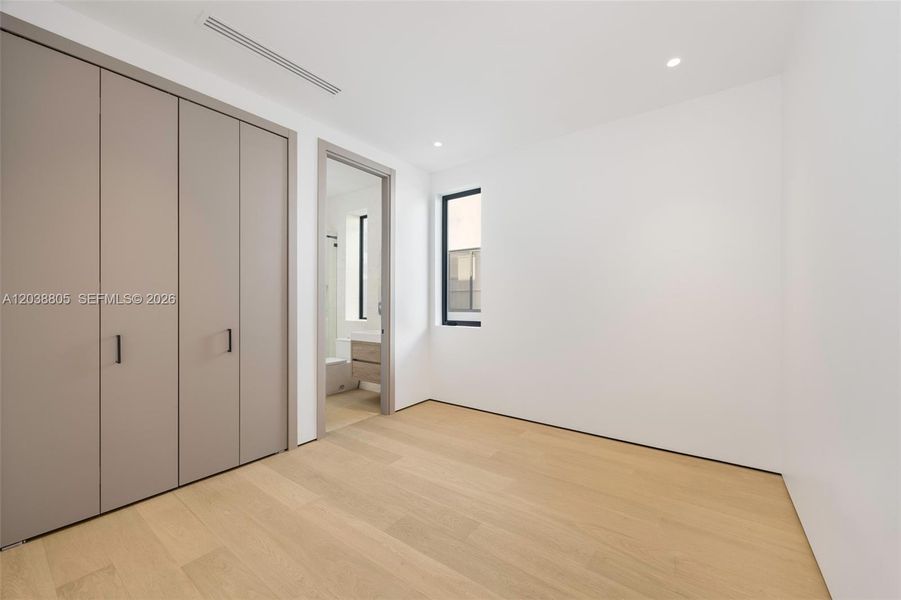 Spacious, unfurnished interior of a new home in , Miami (Image 32).