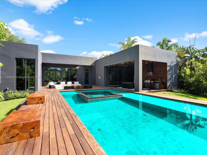 Exterior details and patio area of a home in , Miami (Image 37).