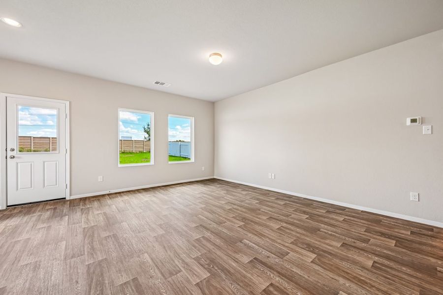 Spacious, unfurnished interior of a new home in Casetta Ranch, Kyle (Image 13).