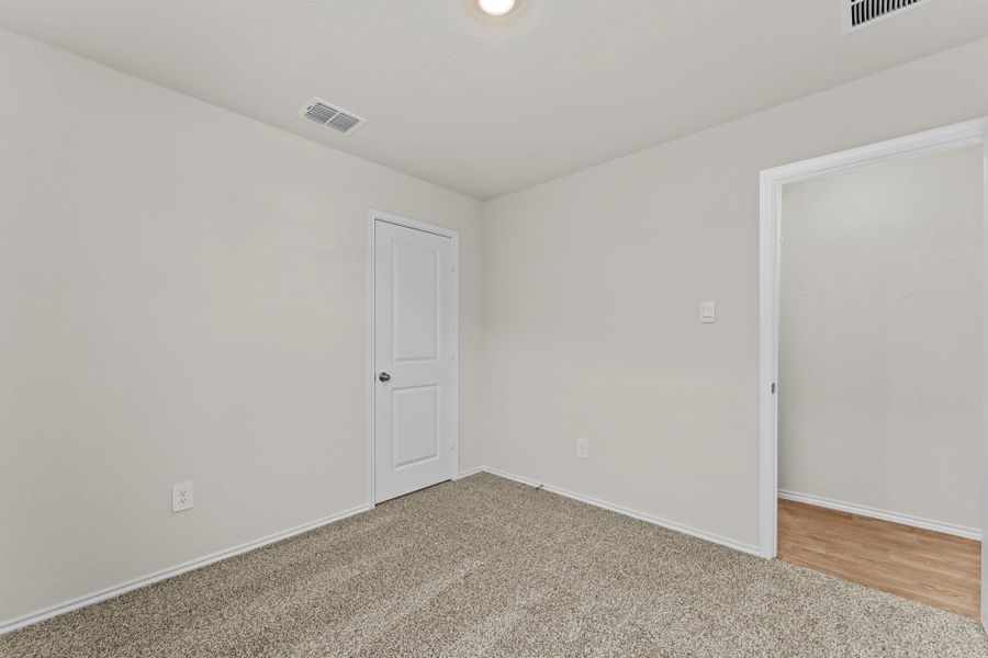 Spacious, unfurnished interior of a new home in Ladera, Luling (Image 24).