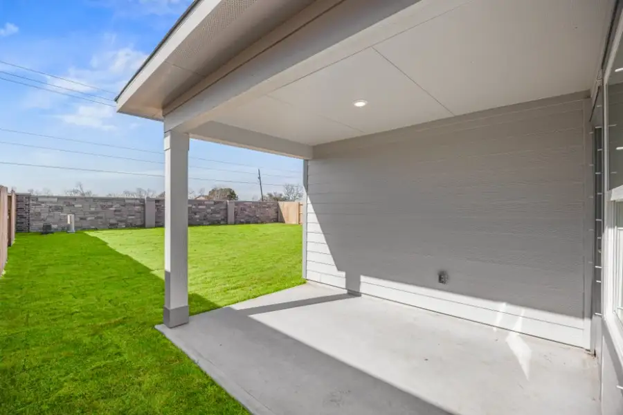 Exterior details and patio area of a home in Ashland, Houston (Image 3).