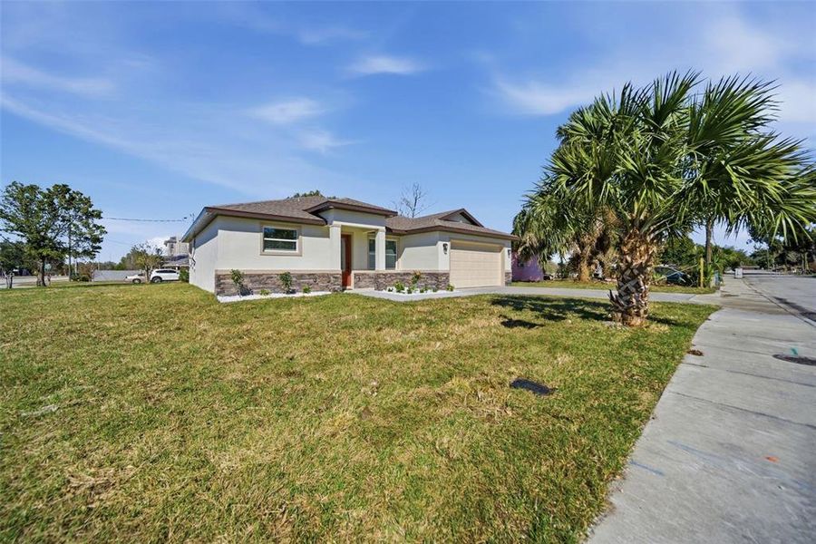 Exterior details and patio area of a home in , Altamonte Springs (Image 28).