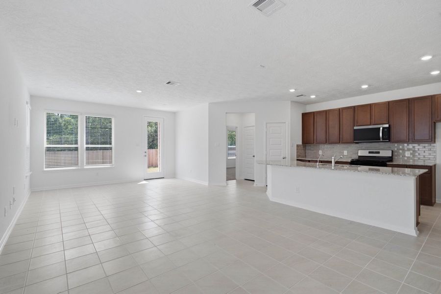 Spacious, unfurnished interior of a new home in Mustang Ridge, Magnolia (Image 14).