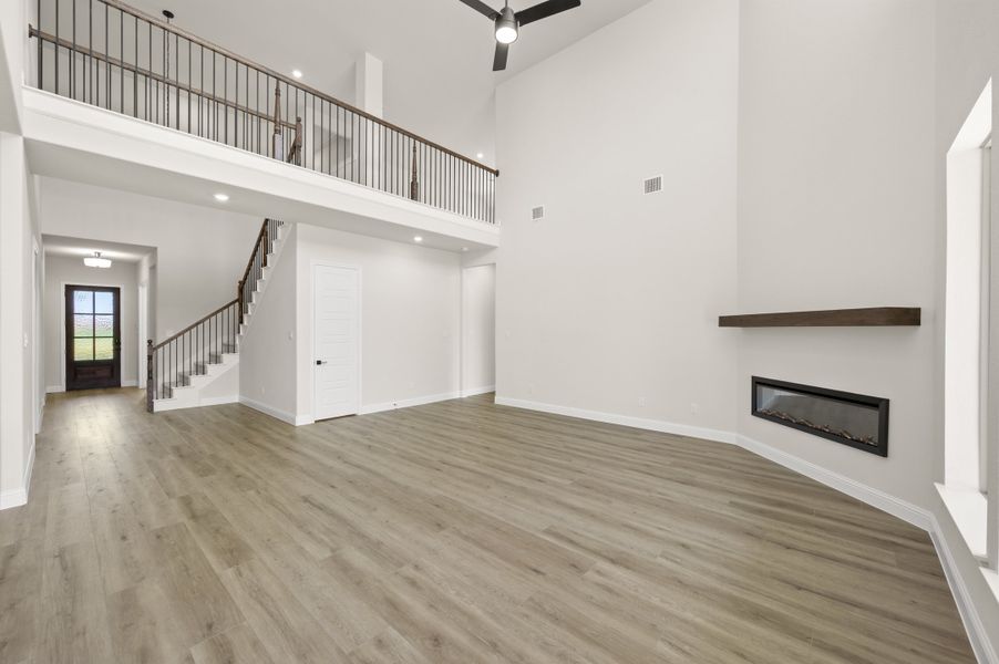 Spacious, unfurnished interior of a new home in Myrtle Creek, Waxahachie (Image 18).