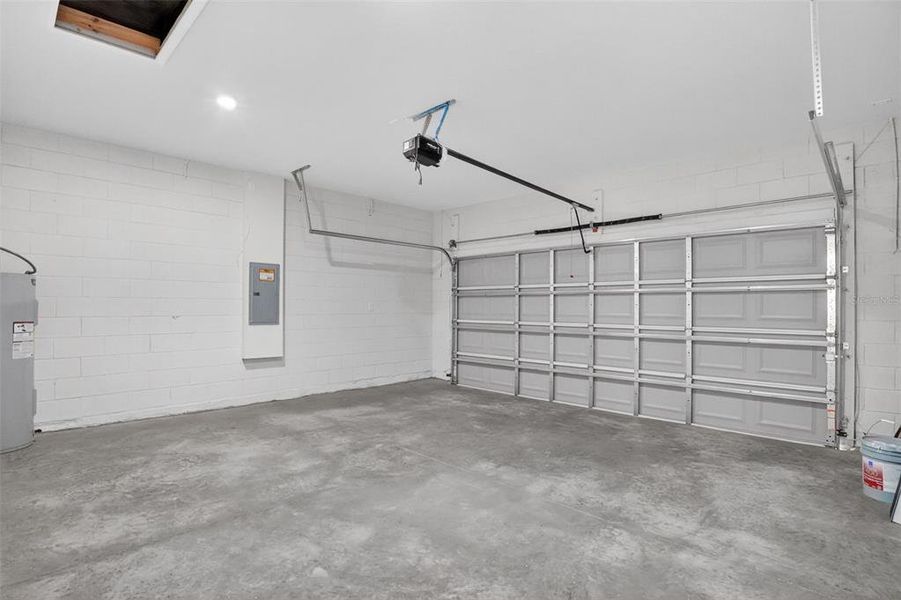 Spacious, unfurnished interior of a new home in , Citrus Springs (Image 24).