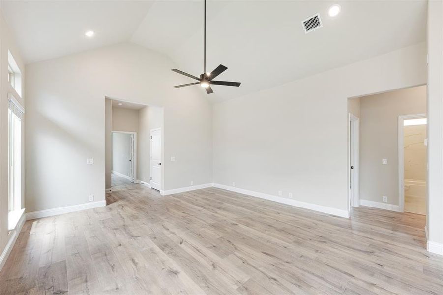 Spacious, unfurnished interior of a new home in Star Ranch, Godley (Image 16).