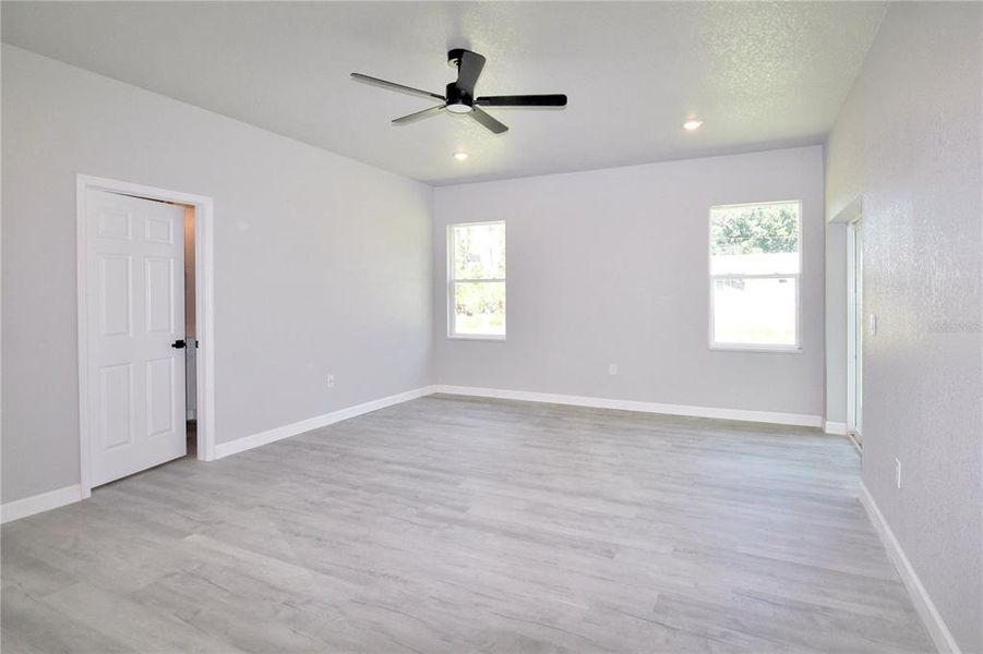 Spacious, unfurnished interior of a new home in , Sebring (Image 28).