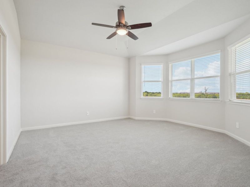 Spacious, unfurnished interior of a new home in Thomas Pond, San Antonio (Image 21).