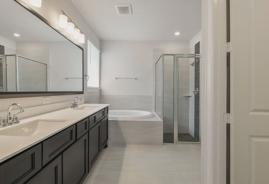 Plan 4059 primary bath - 10 of 19