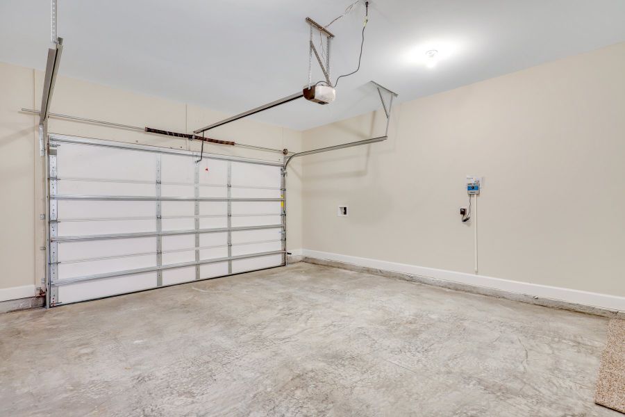 Hatteras – 1.5-Car Garage Interior