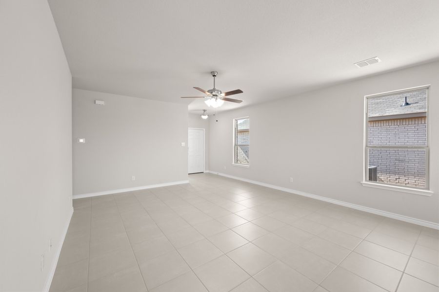 Spacious, unfurnished interior of a new home in Baker Farms, Cleburne (Image 18).