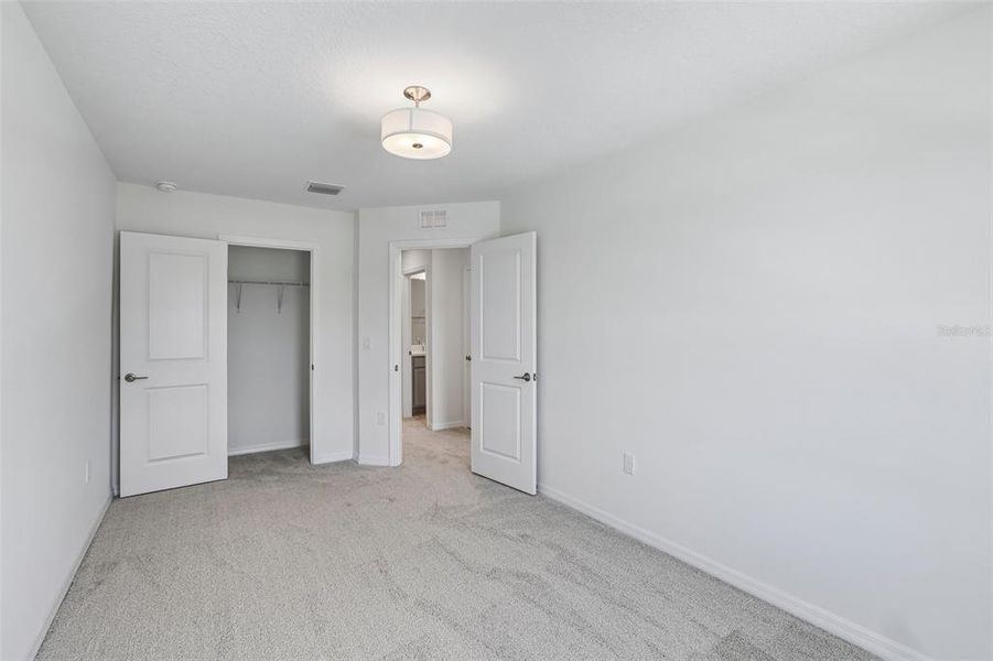 Spacious, unfurnished interior of a new home in Twin Oaks, Zephyrhills (Image 20).