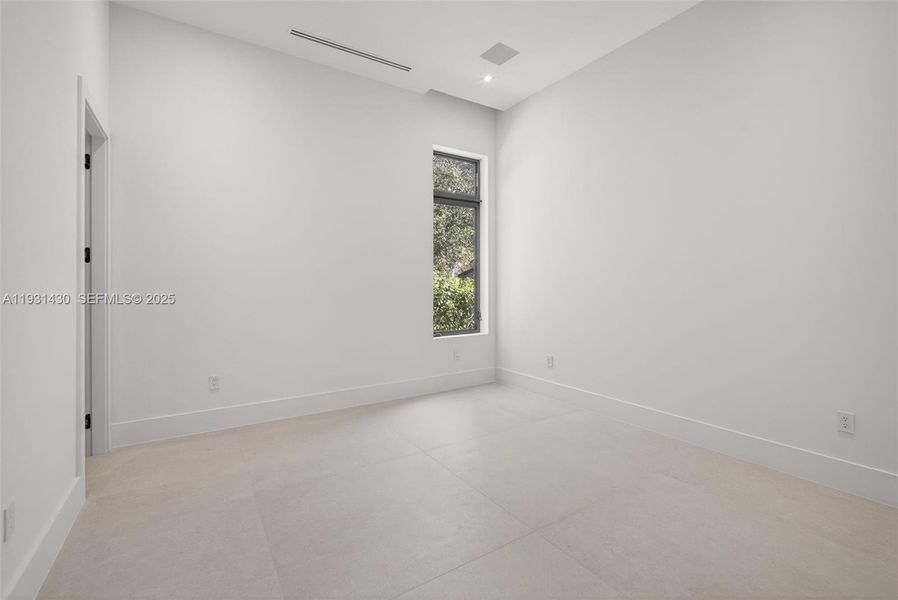 Spacious, unfurnished interior of a new home in , Miami (Image 23).