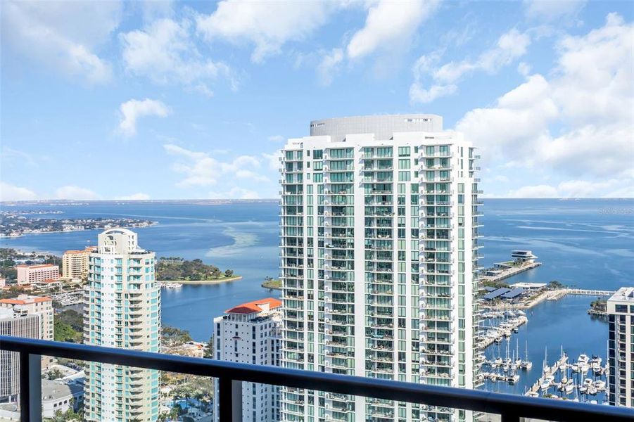 Condo located in St. Petersburg, FL showcasing its design and architecture (Image 45).