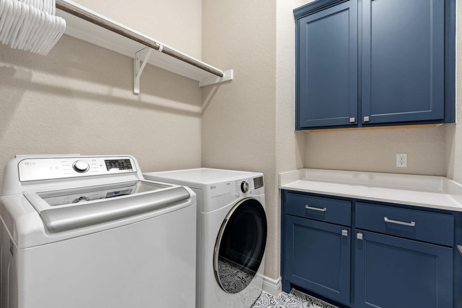 The spacious laundry room combines everyday functionality with modern design. The spacious laundry room combines everyday functionality with modern design.