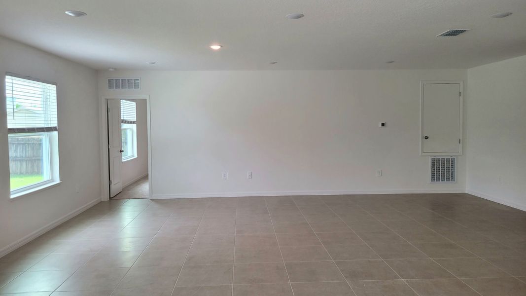 Spacious, unfurnished interior of a new home in Port St. Lucie, Port St. Lucie (Image 5).