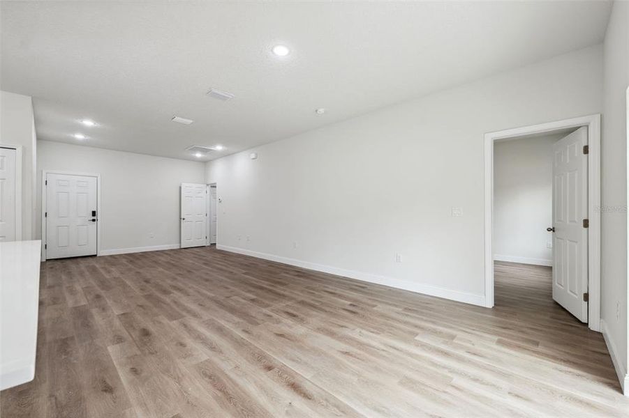 Spacious, unfurnished interior of a new home in , Citrus Springs (Image 25).