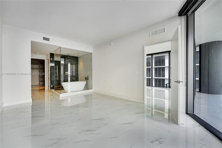 Spacious, unfurnished interior of a new home in Aria Reserve, Miami (Image 27).