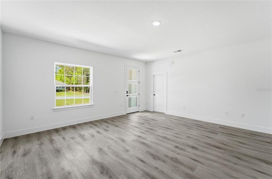 Spacious, unfurnished interior of a new home in , Citrus Springs (Image 28).