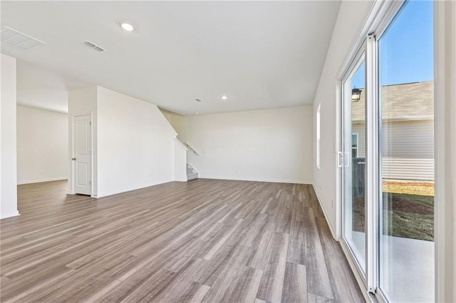 Spacious, unfurnished interior of a new home in Crescent Pointe, Carrollton (Image 16).