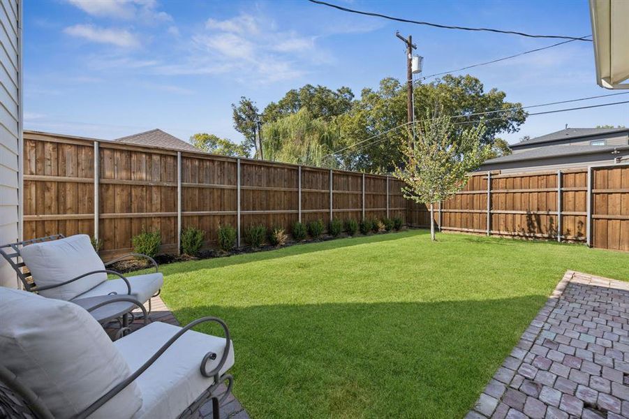 Exterior details and patio area of a home in , Dallas (Image 2).