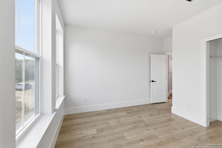 Spacious, unfurnished interior of a new home in , Bandera (Image 12).